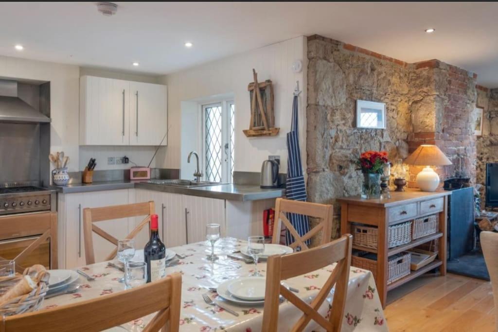 The Old Boat House, Seaview - Seafront Three Bedroom Cottage With Separate Two Bedroom Annexe 外观 照片