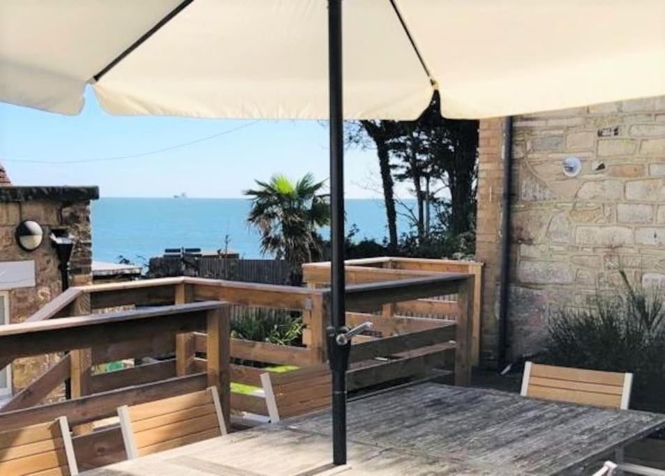 The Old Boat House, Seaview - Seafront Three Bedroom Cottage With Separate Two Bedroom Annexe 外观 照片