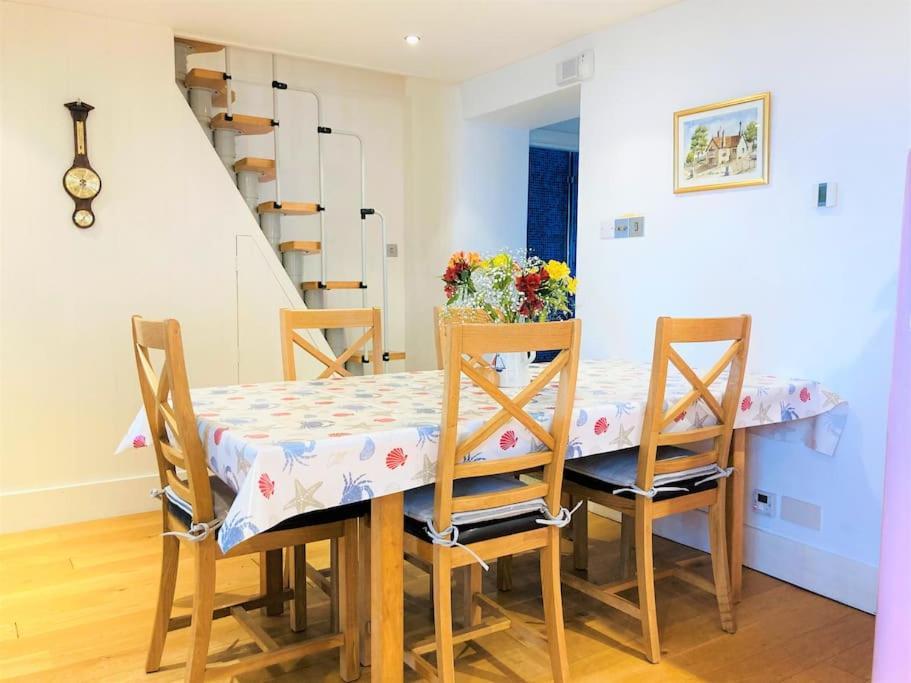 The Old Boat House, Seaview - Seafront Three Bedroom Cottage With Separate Two Bedroom Annexe 外观 照片