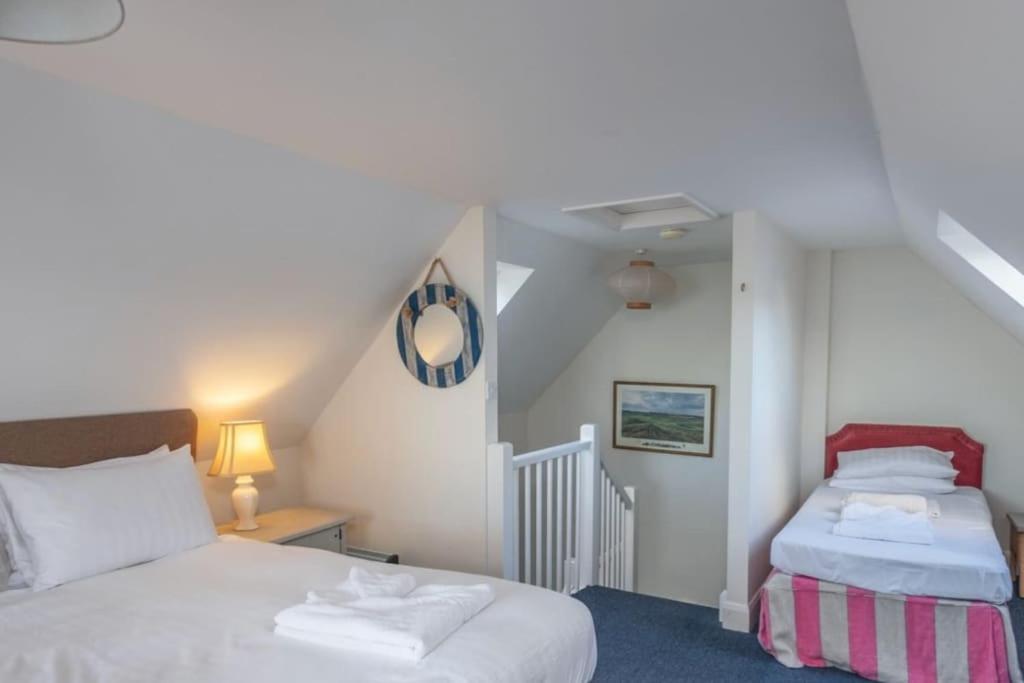 The Old Boat House, Seaview - Seafront Three Bedroom Cottage With Separate Two Bedroom Annexe 外观 照片