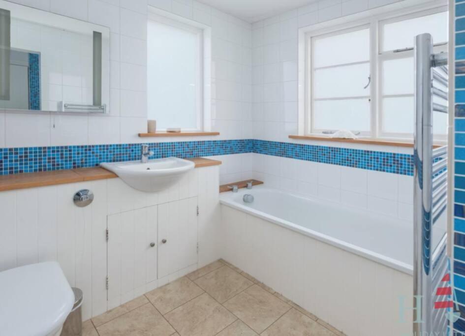 The Old Boat House, Seaview - Seafront Three Bedroom Cottage With Separate Two Bedroom Annexe 外观 照片